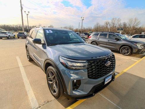 Used 2025 Ford Explorer ST-Line w/ ST-Line Street Pack image 2