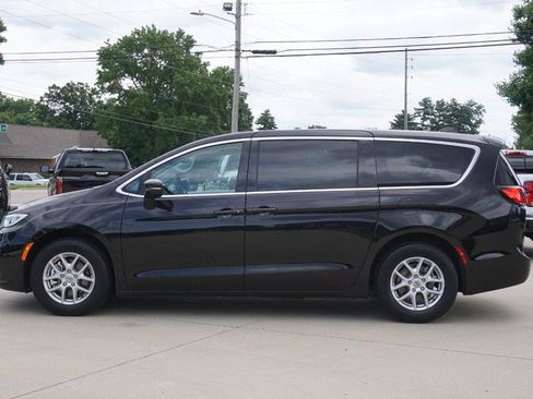 Used 2024 Chrysler Pacifica Touring-L FWD image 6
