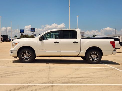 Used 2022 Nissan Titan SV RWD image 4