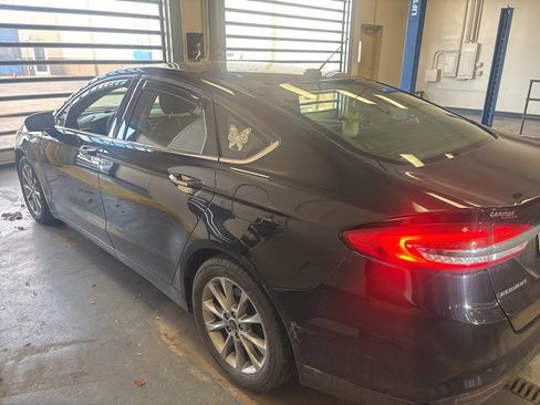 Used 2017 Ford Fusion SE image 3