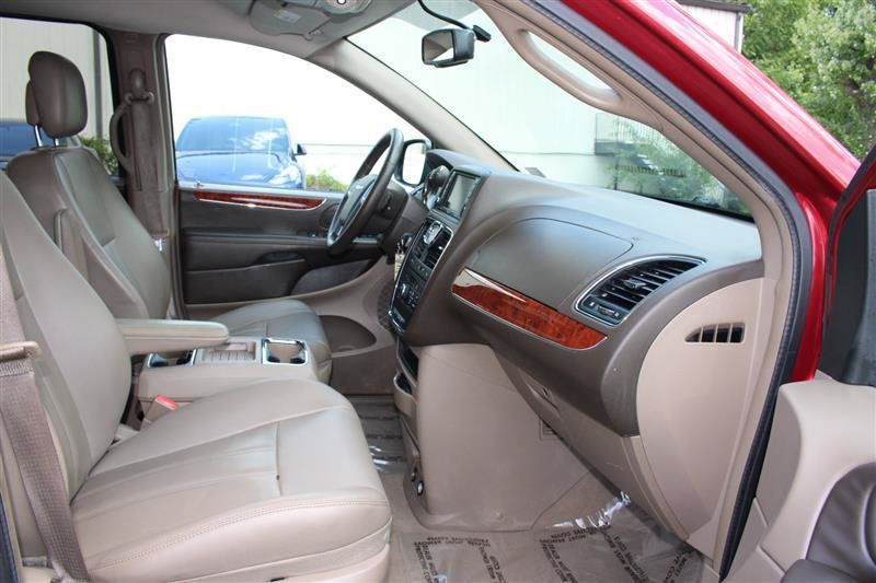 Used 2013 Chrysler Town & Country Touring FWD image 11