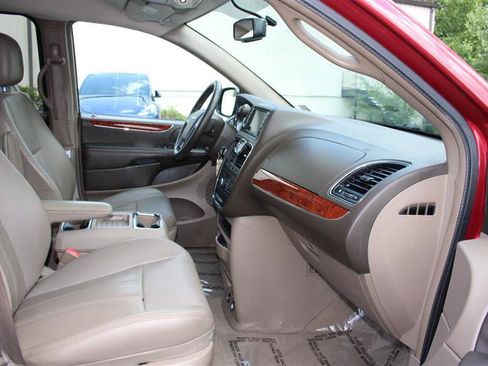 Used 2013 Chrysler Town & Country Touring FWD image 11