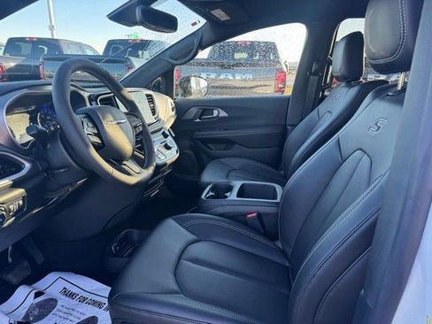 New 2026 Chrysler Pacifica Select image 9