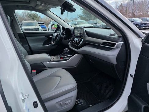 Used 2021 Toyota Highlander XLE image 12