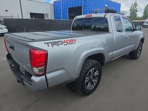 Used 2017 Toyota Tacoma TRD Sport w/ Premium & Technology Package AWD/4WD image 5