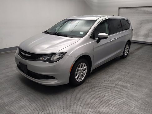 Used 2023 Chrysler Voyager LX FWD image 2
