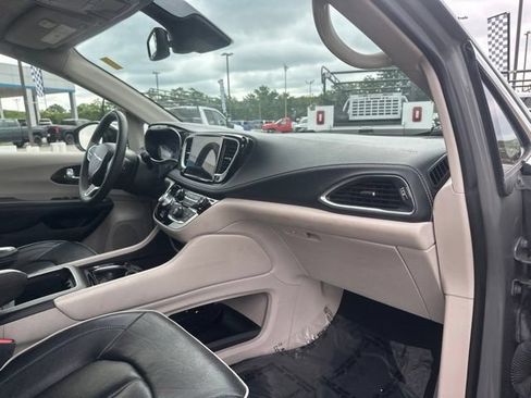 Used 2023 Chrysler Pacifica Limited FWD image 35