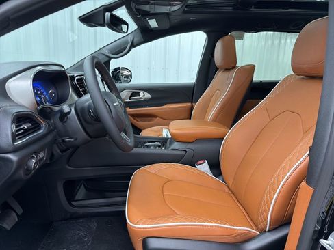 New 2026 Chrysler Pacifica Pinnacle w/ Trailer Tow Group image 16