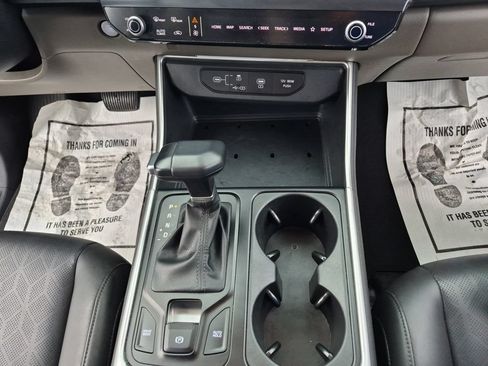 Used 2025 Kia Carnival FWD image 39