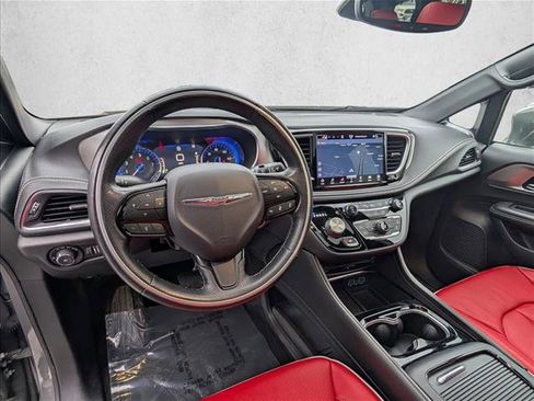 Used 2021 Chrysler Pacifica Limited w/ Uconnect Theater Family Group image 10