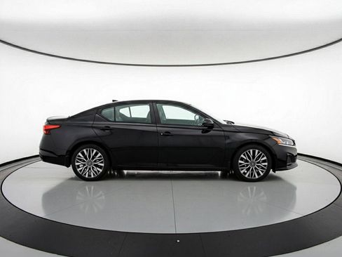 Used 2025 Nissan Altima 2.5 SV FWD image 11