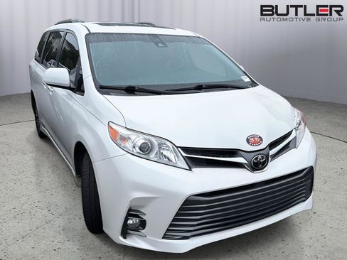 Used 2019 Toyota Sienna XLE w/ XLE Navigation Package FWD image 6