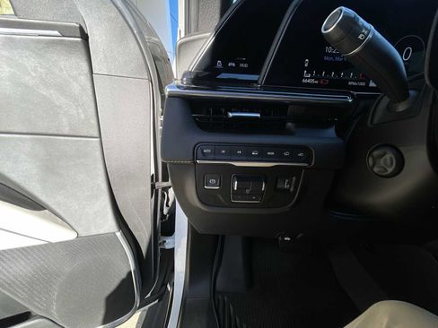 Certified 2021 Cadillac Escalade ESV Sport w/ Driver Assist Tech Package image 17