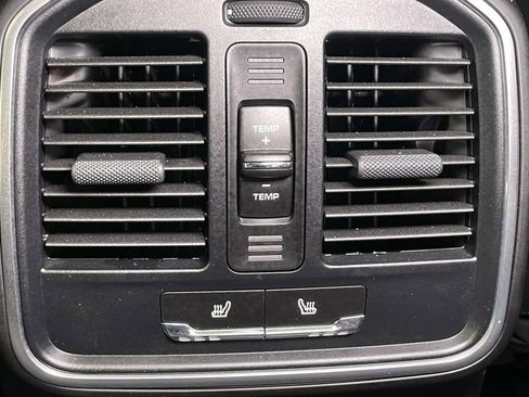 Used 2025 Porsche Macan image 25