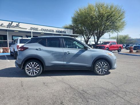 Used 2023 Nissan Kicks SV image 2