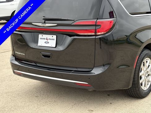 Used 2024 Chrysler Pacifica Touring-L FWD image 8
