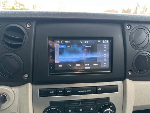 Used 2006 Jeep Commander Limited image 41