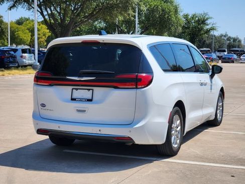 Used 2024 Chrysler Pacifica Touring-L FWD image 7