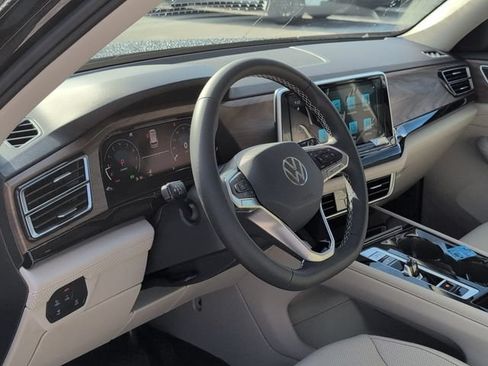 Used 2026 Volkswagen Atlas SE w/ Panoramic Sunroof Package FWD image 7