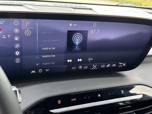 Used 2025 Buick Enclave Avenir w/ Super Cruise Package FWD image 23