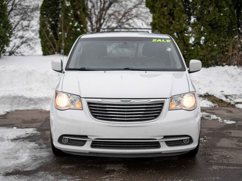 Used 2016 Chrysler Town & Country Touring image 2