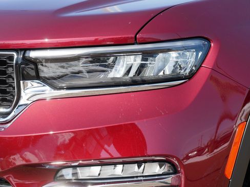 Used 2025 Jeep Grand Cherokee Limited w/ Luxury Tech Group II image 16