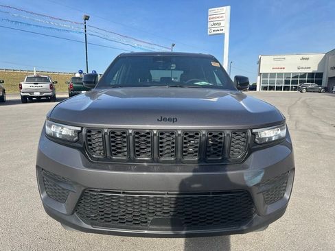 Used 2025 Jeep Grand Cherokee Altitude RWD image 2