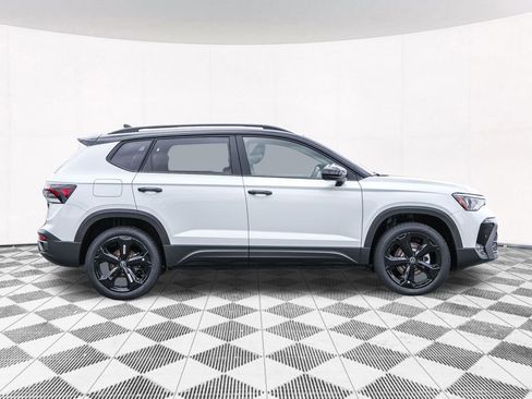 Used 2025 Volkswagen Taos SE image 9