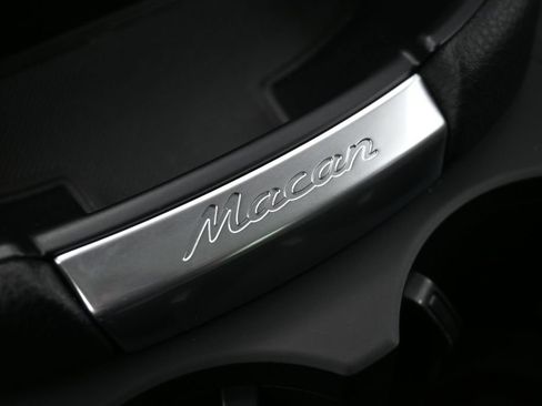 Used 2025 Porsche Macan AWD/4WD image 19