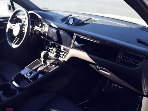Certified 2025 Porsche Macan image 26