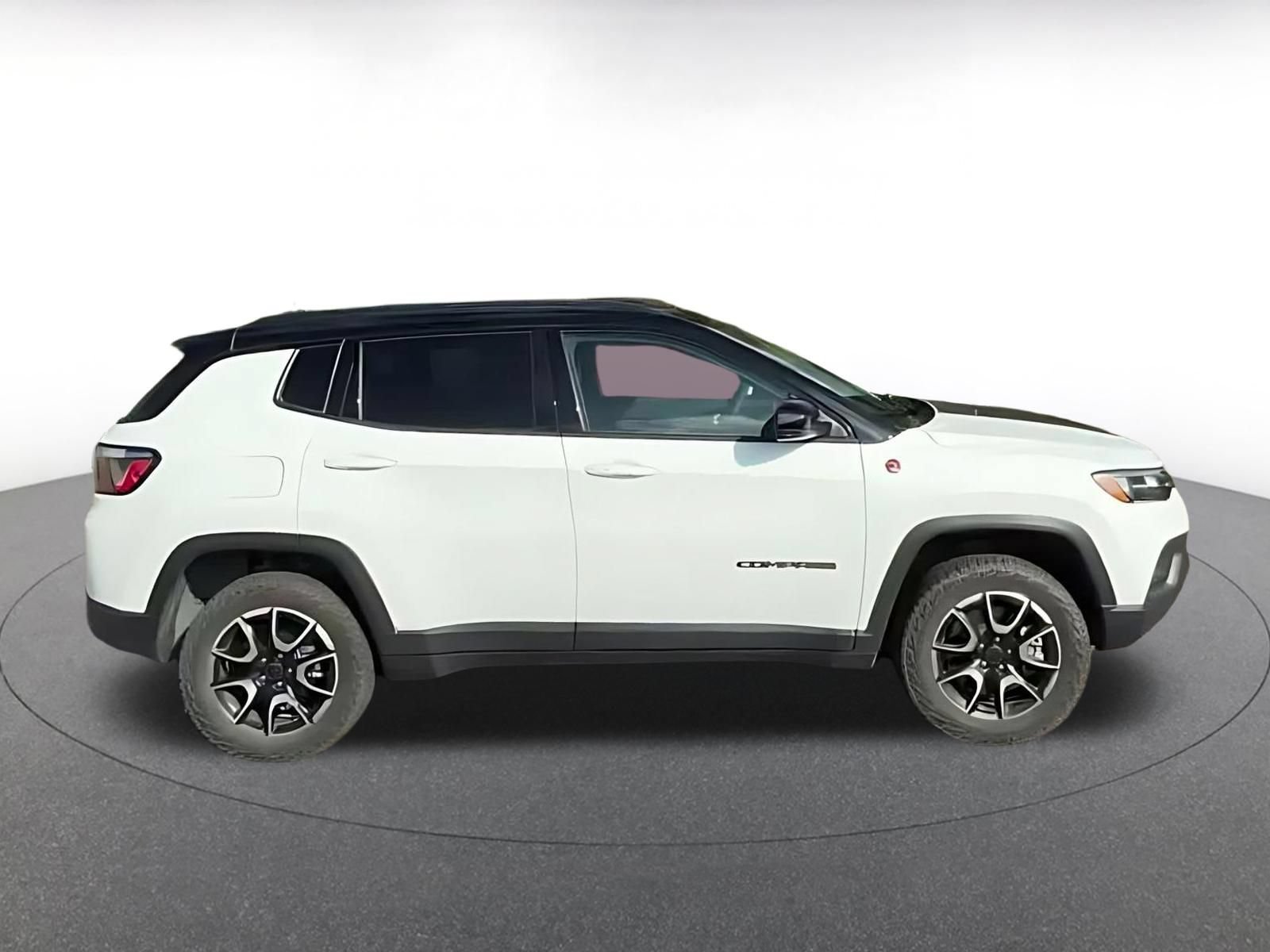 Used 2025 Jeep Compass Trailhawk AWD/4WD image 15