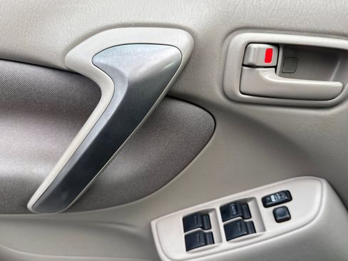 Used 2005 Toyota RAV4 Base image 12