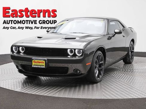 Used 2022 Dodge Challenger SXT w/ Driver Convenience Group RWD image 1
