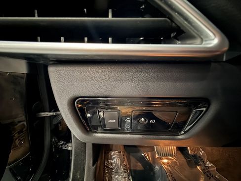 Used 2019 Jaguar XE RWD image 19