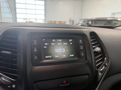 Used 2015 Jeep Cherokee Latitude AWD/4WD image 12