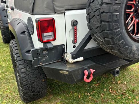 Used 2016 Jeep Wrangler Unlimited Sahara image 9