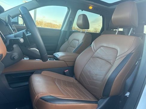 Used 2025 Nissan Pathfinder Platinum image 11