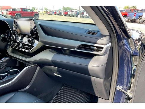 Used 2021 Toyota Highlander XLE AWD/4WD image 18