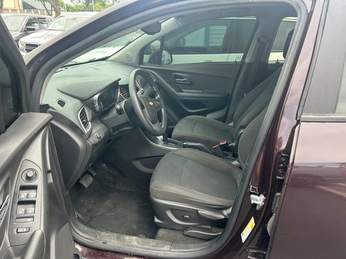 Used 2021 Chevrolet Trax LS w/ LPO, Cargo Package AWD/4WD image 15
