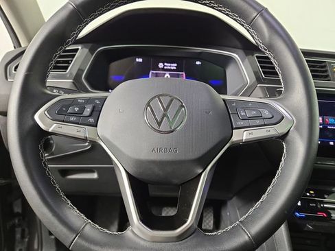 Used 2024 Volkswagen Tiguan SE w/ Panoramic Sunroof Package FWD image 24