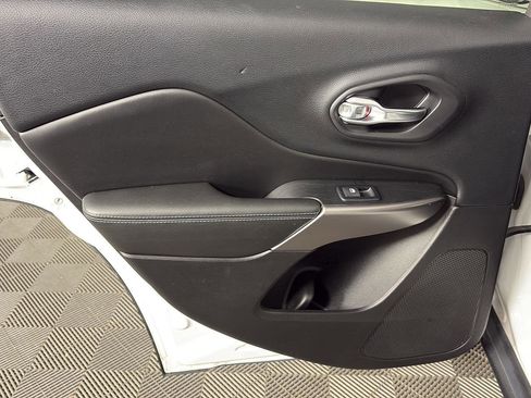 Used 2019 Jeep Cherokee Latitude Plus w/ Comfort/Convenience Group image 22