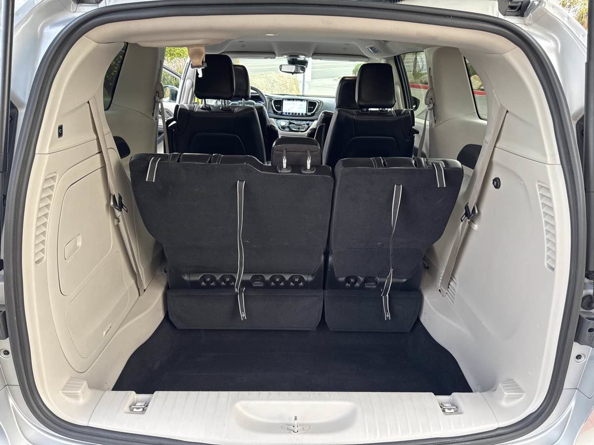 Used 2024 Chrysler Pacifica Limited FWD image 28