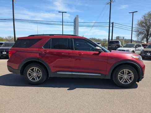 Used 2023 Ford Explorer XLT image 2