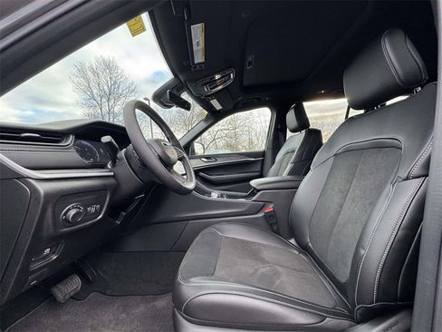 New 2026 Jeep Grand Cherokee Altitude image 14