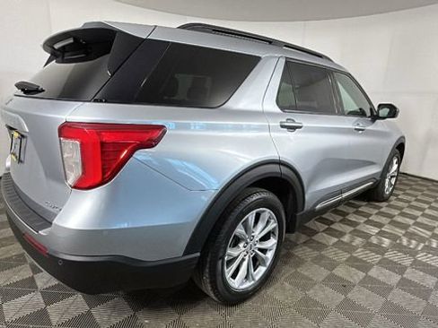Used 2023 Ford Explorer XLT AWD/4WD image 3