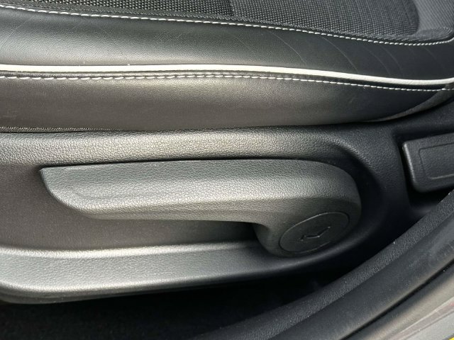 Used 2025 Hyundai Venue Limited FWD image 18