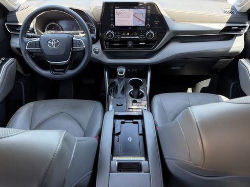 Used 2022 Toyota Highlander Limited FWD image 11