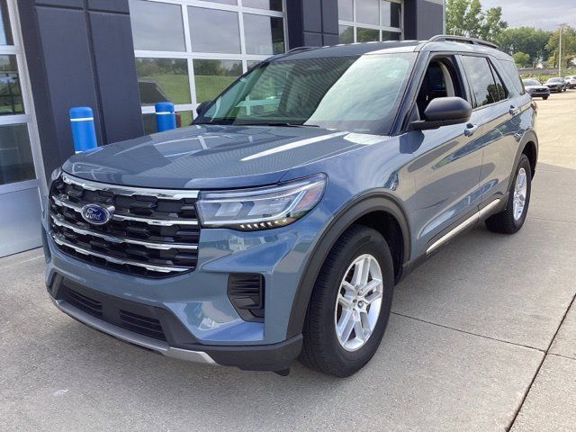 Used 2025 Ford Explorer Active AWD/4WD image 2