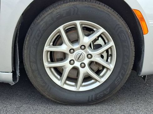 Used 2024 Chrysler Pacifica Touring-L FWD image 7
