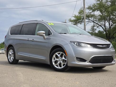 Used 2020 Chrysler Pacifica Limited FWD image 2